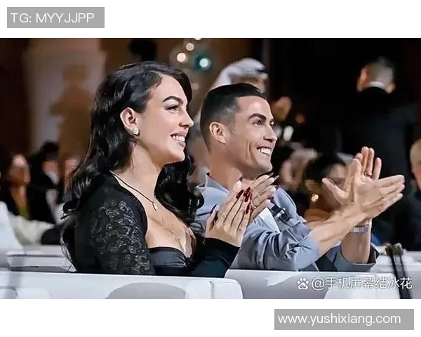 球迷疯狂行为引热议:冲进场内抢C罗球衣成欧冠奇观 球迷疯狂行为引热议:冲进场内抢C罗球衣成欧冠奇观